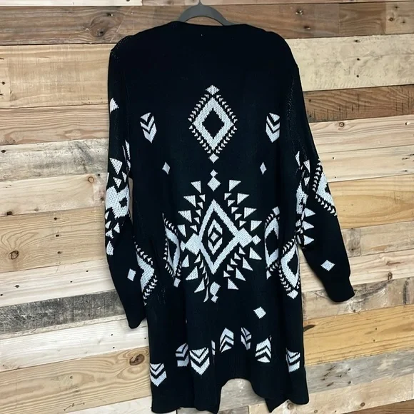 Blue Buttercup size large black and white Aztec cardigan with pockets - Picture 9 of 9